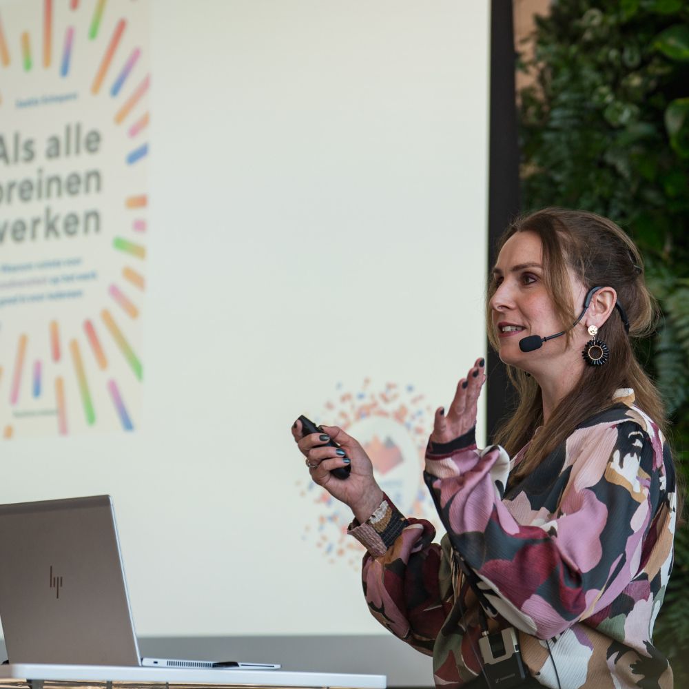 Saskia Schepers als spreker tijdens een congres of event