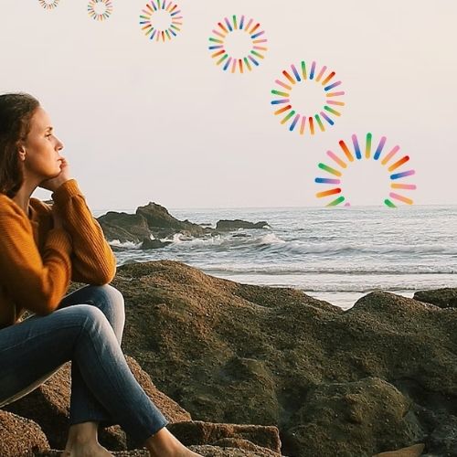 Persoon kijkt reflectief terwijl hij nadenkt over zijn neurodiversiteit